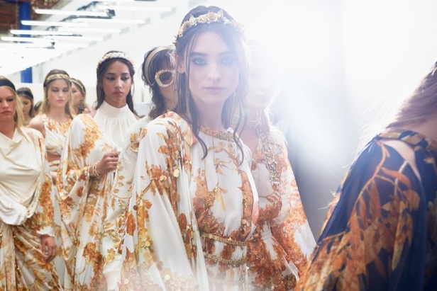 مجموعة شانيل كروز 2018 تعود بنا الى الحضارة اليونانية