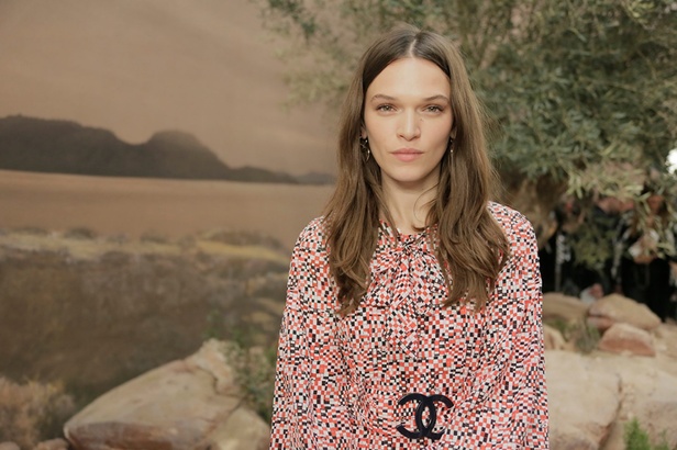 مجموعة شانيل كروز 2018 تعود بنا الى الحضارة اليونانية