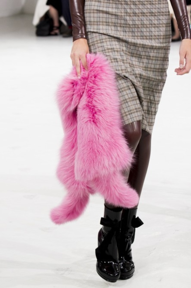 أزياء مبتكرة ضمن مجموعة A.F.VANDEVORST خلال أسبوع الموضة في باريس