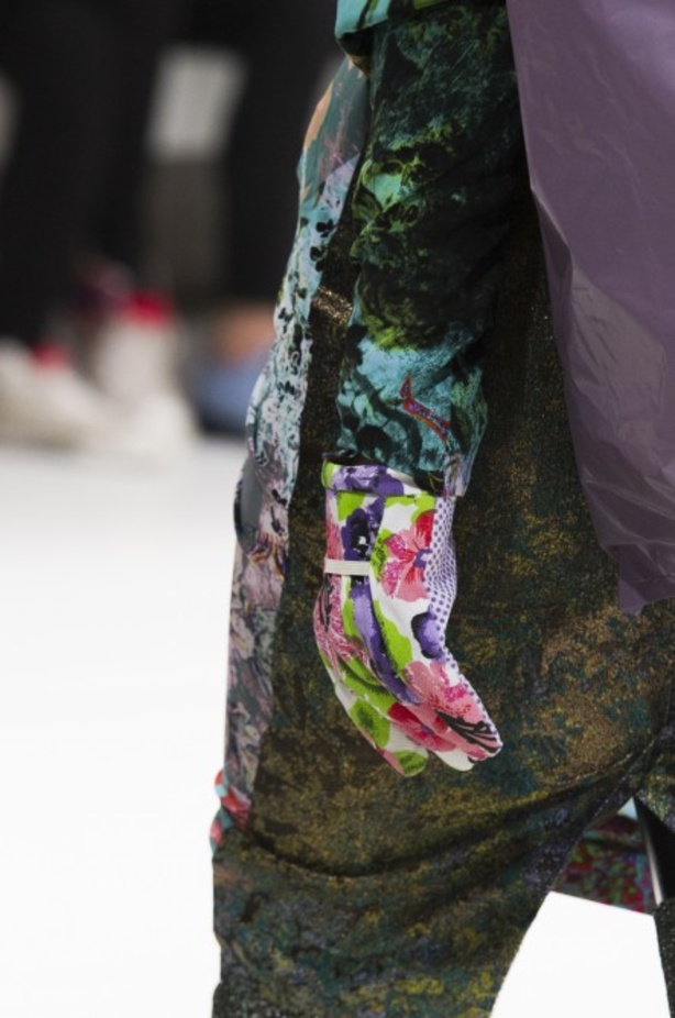 أزياء مبتكرة ضمن مجموعة A.F.VANDEVORST خلال أسبوع الموضة في باريس