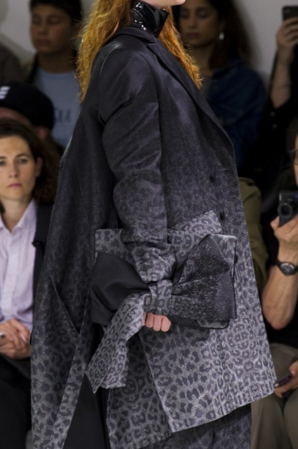 أزياء مبتكرة ضمن مجموعة A.F.VANDEVORST خلال أسبوع الموضة في باريس