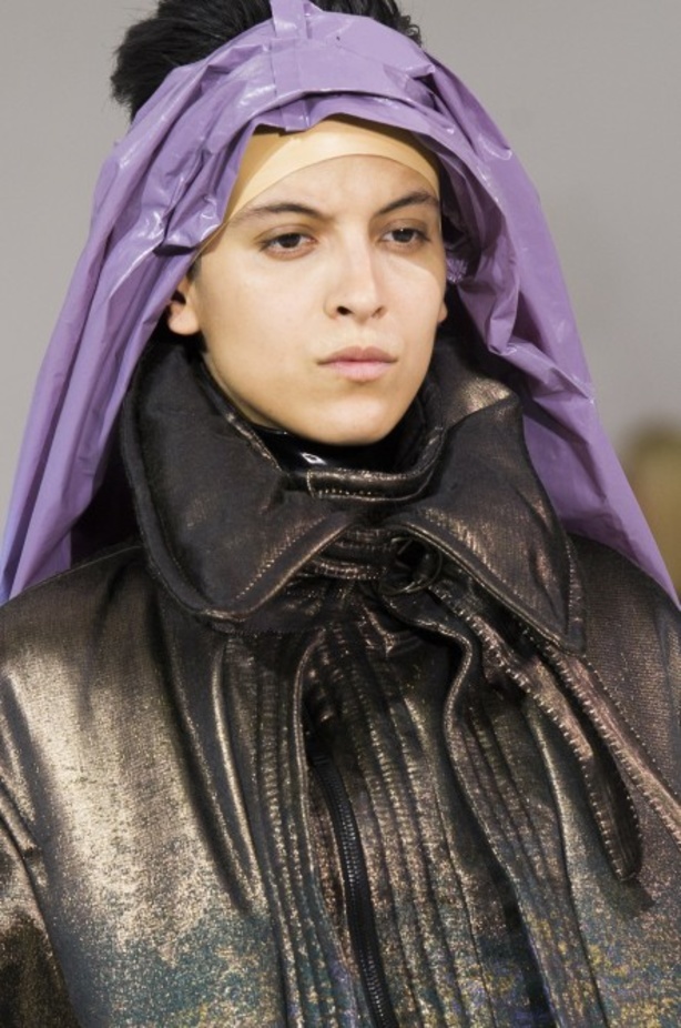 أزياء مبتكرة ضمن مجموعة A.F.VANDEVORST خلال أسبوع الموضة في باريس