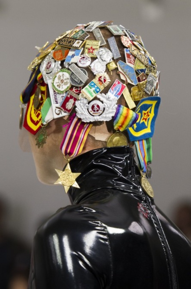 أزياء مبتكرة ضمن مجموعة A.F.VANDEVORST خلال أسبوع الموضة في باريس