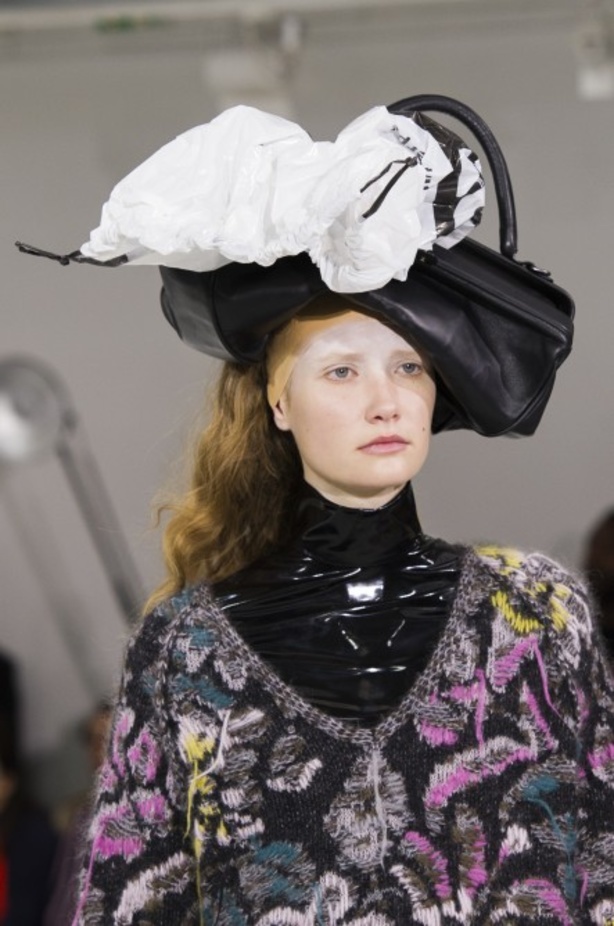 أزياء مبتكرة ضمن مجموعة A.F.VANDEVORST خلال أسبوع الموضة في باريس