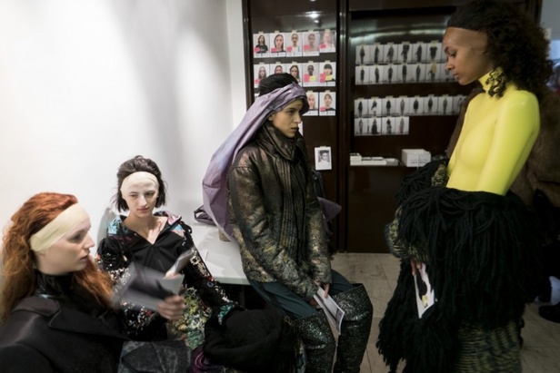 أزياء مبتكرة ضمن مجموعة A.F.VANDEVORST خلال أسبوع الموضة في باريس