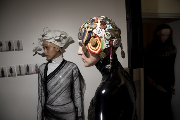 أزياء مبتكرة ضمن مجموعة A.F.VANDEVORST خلال أسبوع الموضة في باريس