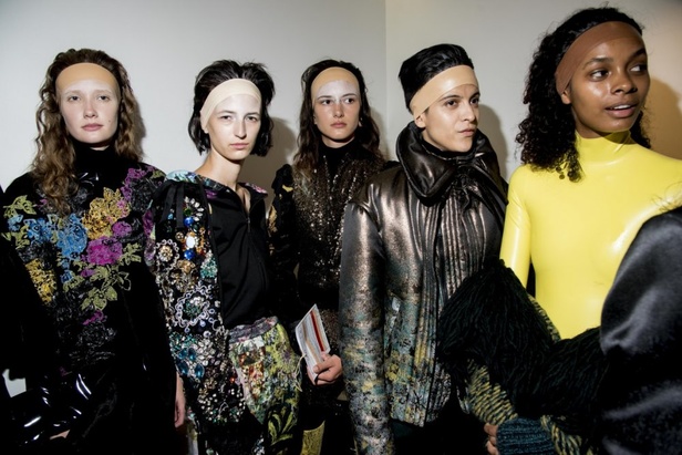 أزياء مبتكرة ضمن مجموعة A.F.VANDEVORST خلال أسبوع الموضة في باريس