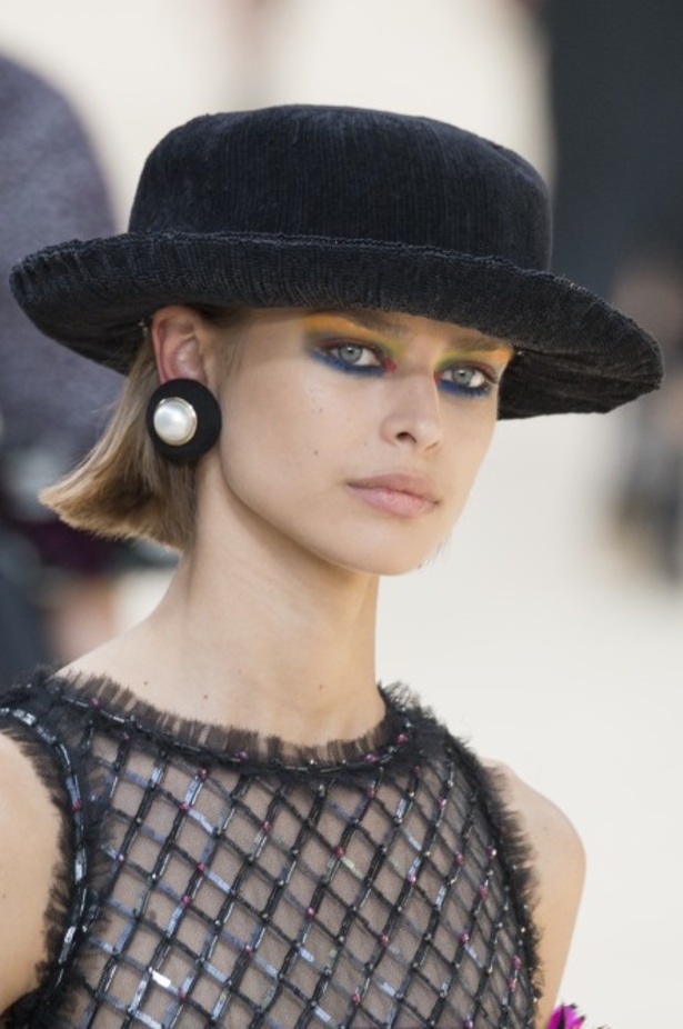 عرض Chanel لخريف وشتاء 2017 للأزياء الراقية !