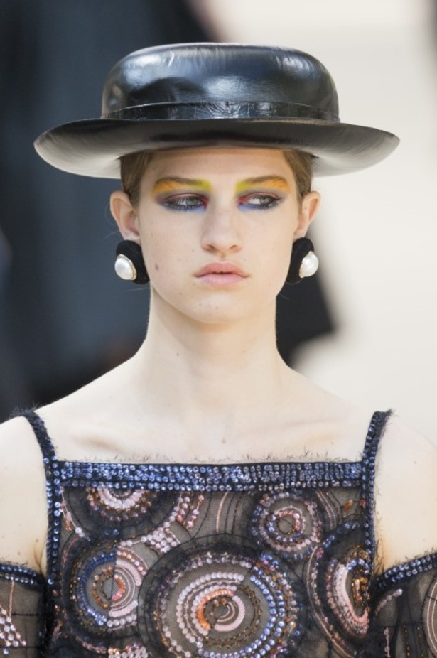 عرض Chanel لخريف وشتاء 2017 للأزياء الراقية !