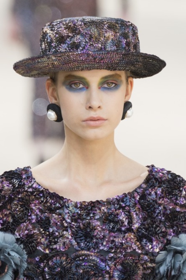 عرض Chanel لخريف وشتاء 2017 للأزياء الراقية !