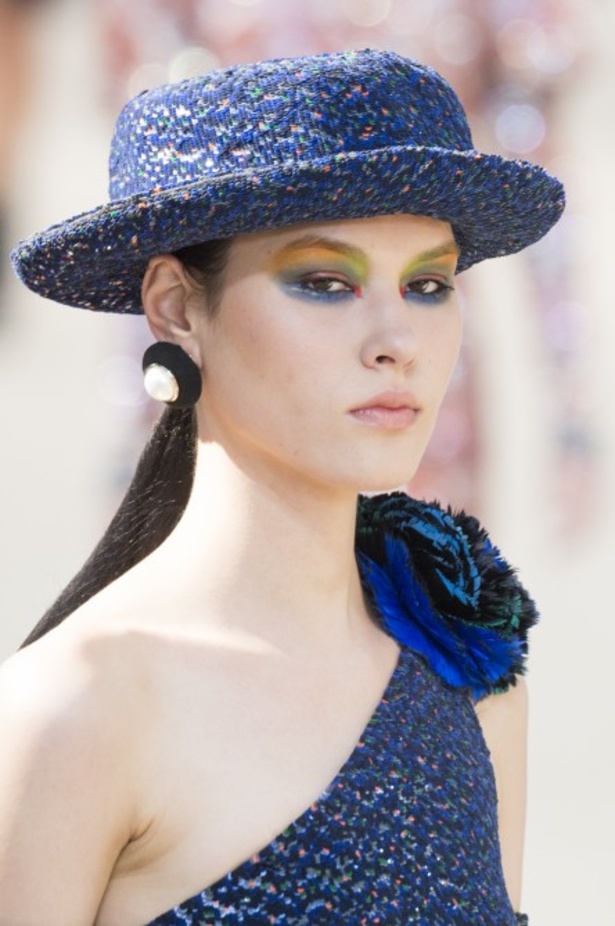 عرض Chanel لخريف وشتاء 2017 للأزياء الراقية !