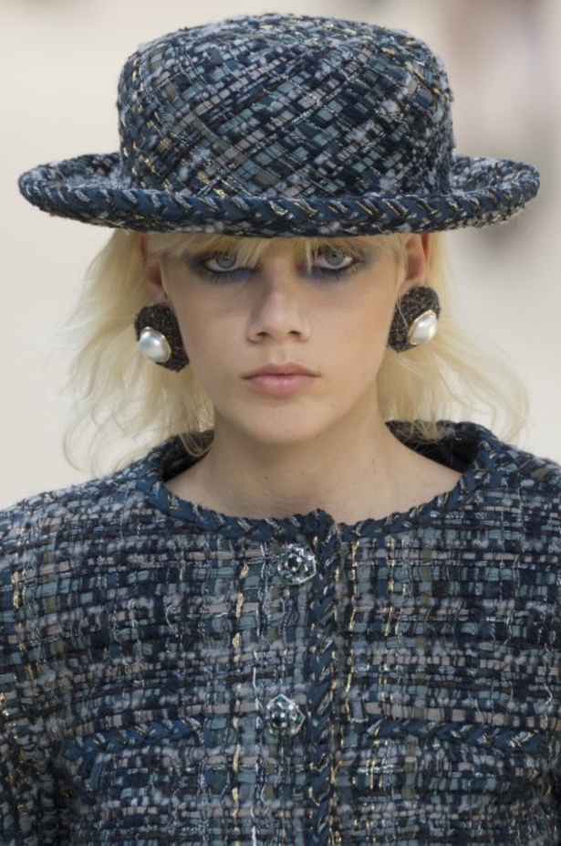 عرض Chanel لخريف وشتاء 2017 للأزياء الراقية !