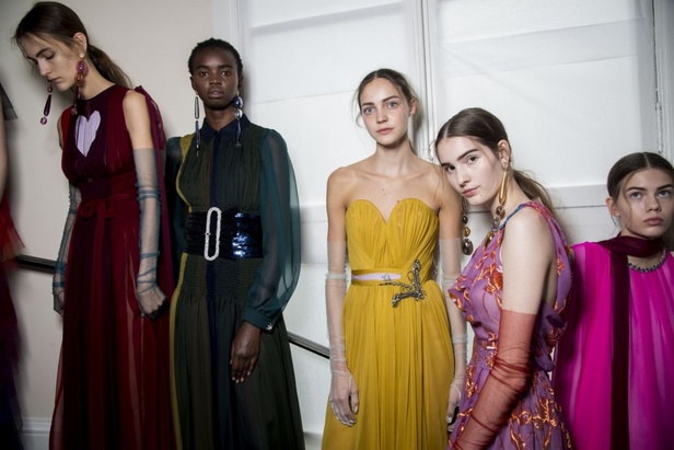 عرض Schiaparelli للأزياء الراقية لخريف وشتاء ٢٠١٨ !