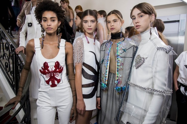 عرض Schiaparelli للأزياء الراقية لخريف وشتاء ٢٠١٨ !