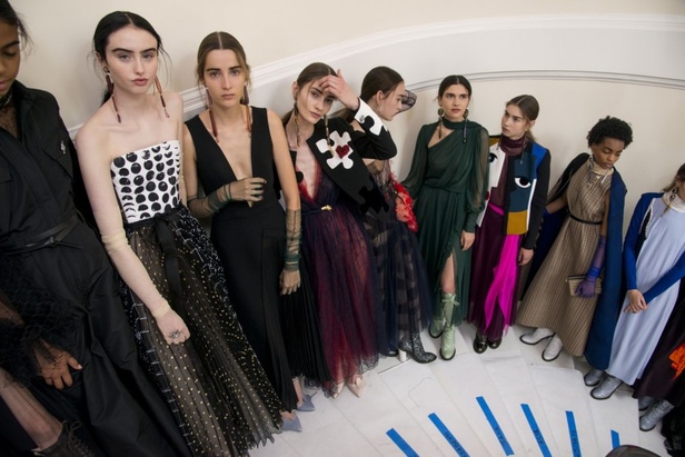 عرض Schiaparelli للأزياء الراقية لخريف وشتاء ٢٠١٨ !