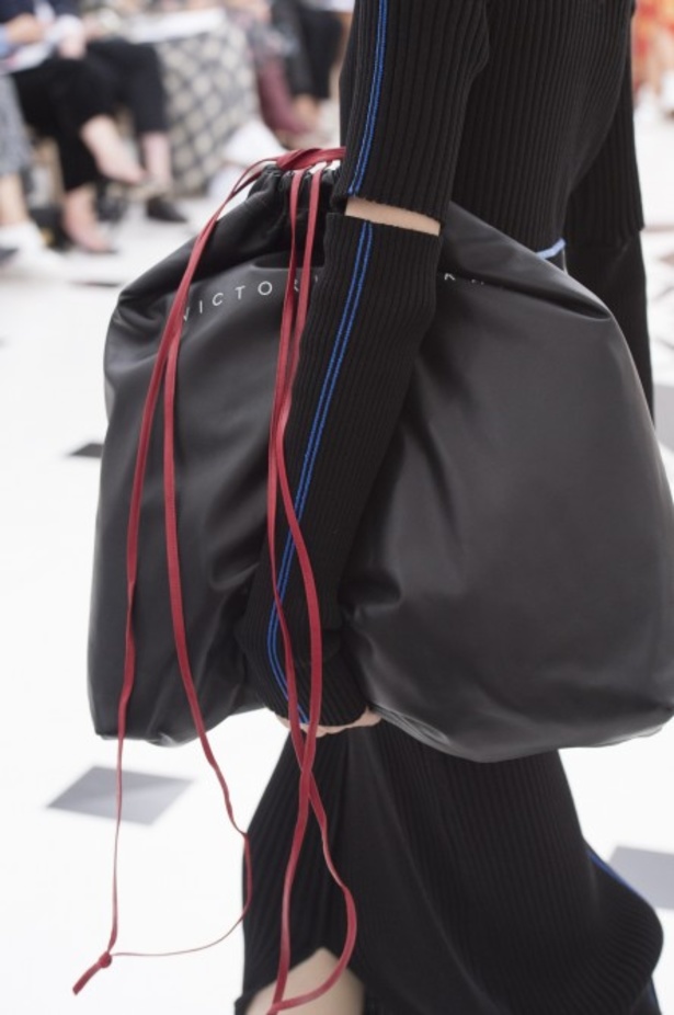 عرض ازياء فيكتوريا بيكهام لربيع وصيف 2019