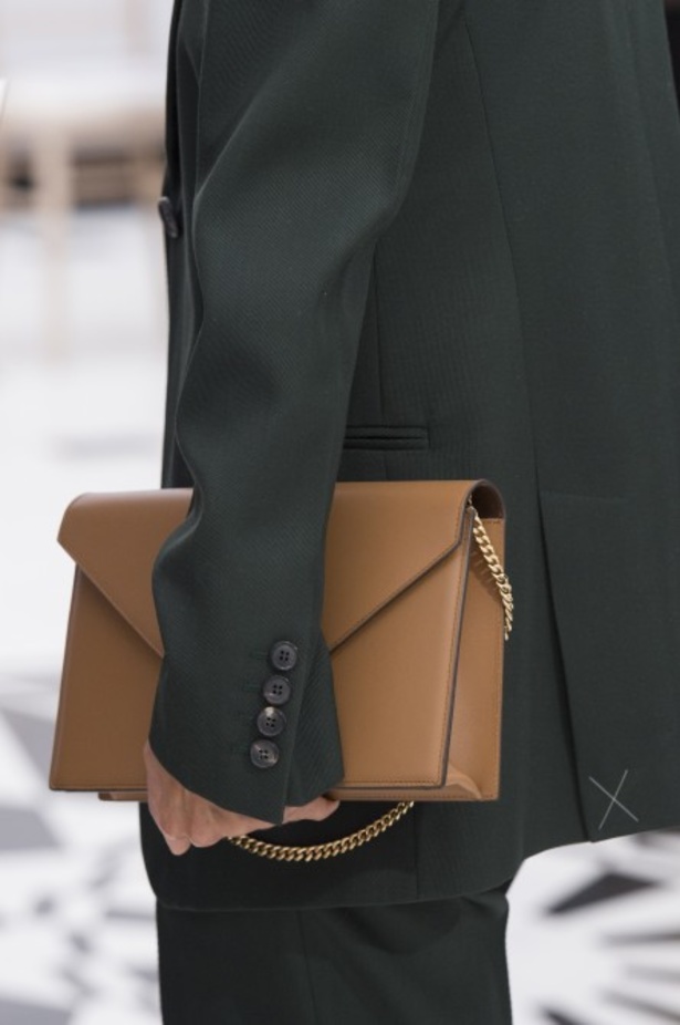 عرض ازياء فيكتوريا بيكهام لربيع وصيف 2019