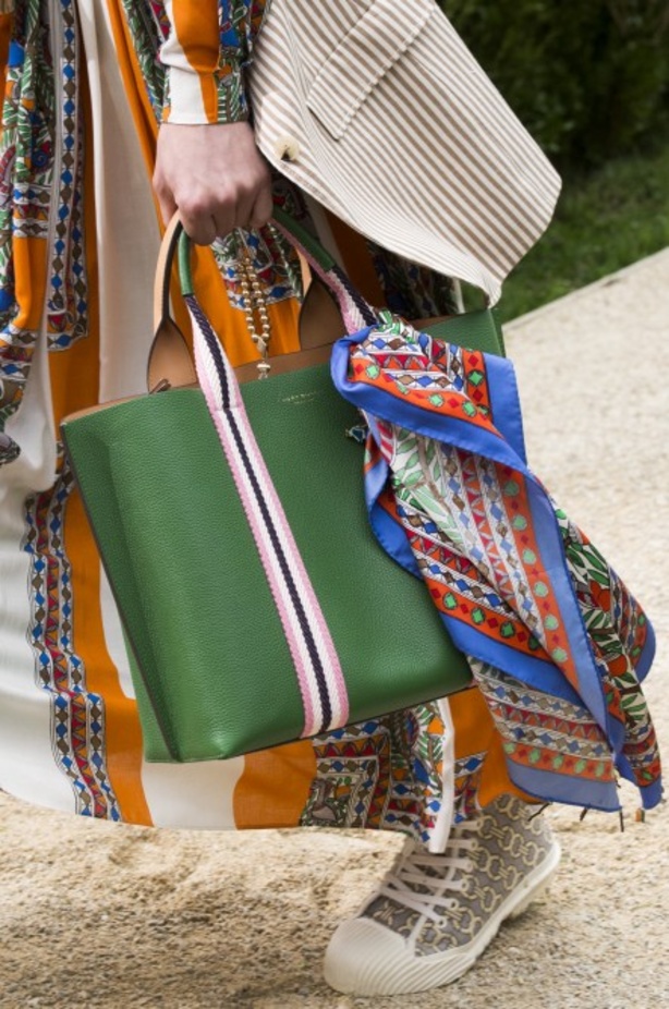 توري بورش تنقلنا الى ربيع وصيف 2019 بتصاميم عصرية وانيقة