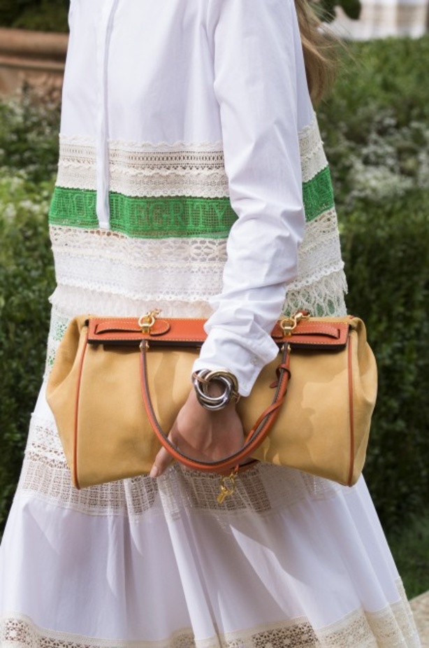 توري بورش تنقلنا الى ربيع وصيف 2019 بتصاميم عصرية وانيقة