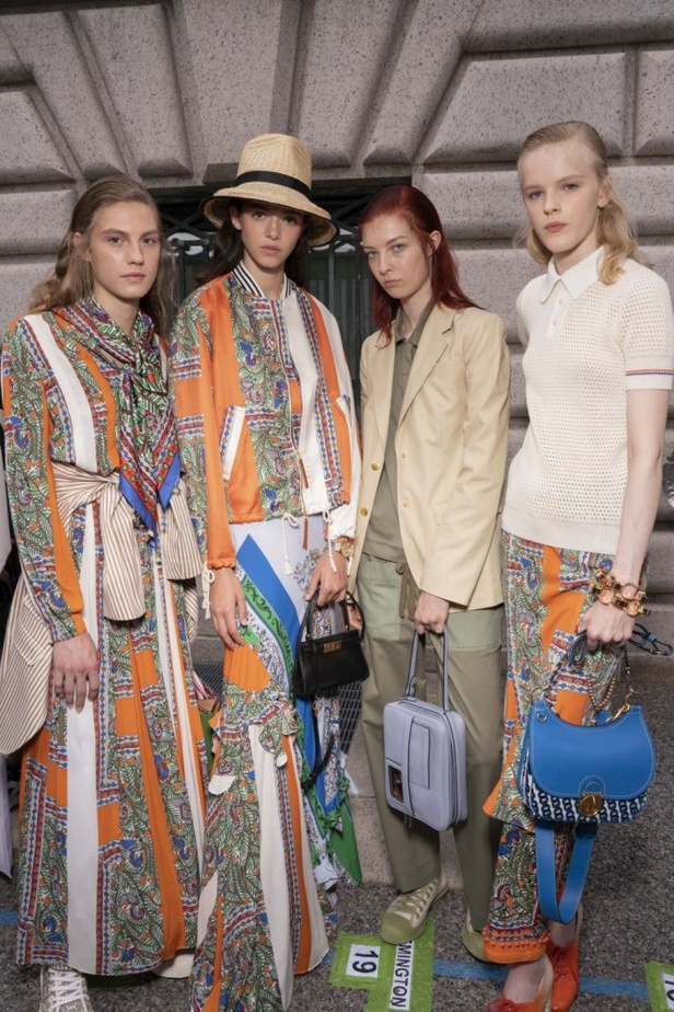 توري بورش تنقلنا الى ربيع وصيف 2019 بتصاميم عصرية وانيقة