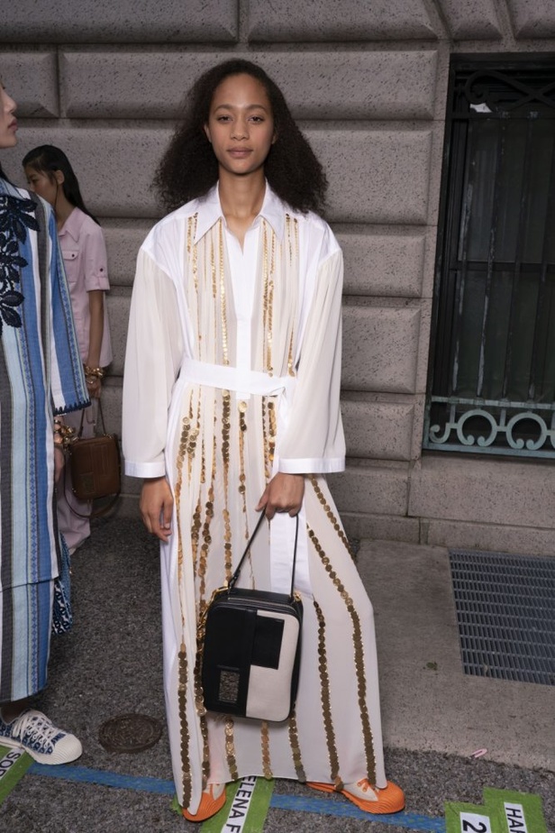 توري بورش تنقلنا الى ربيع وصيف 2019 بتصاميم عصرية وانيقة