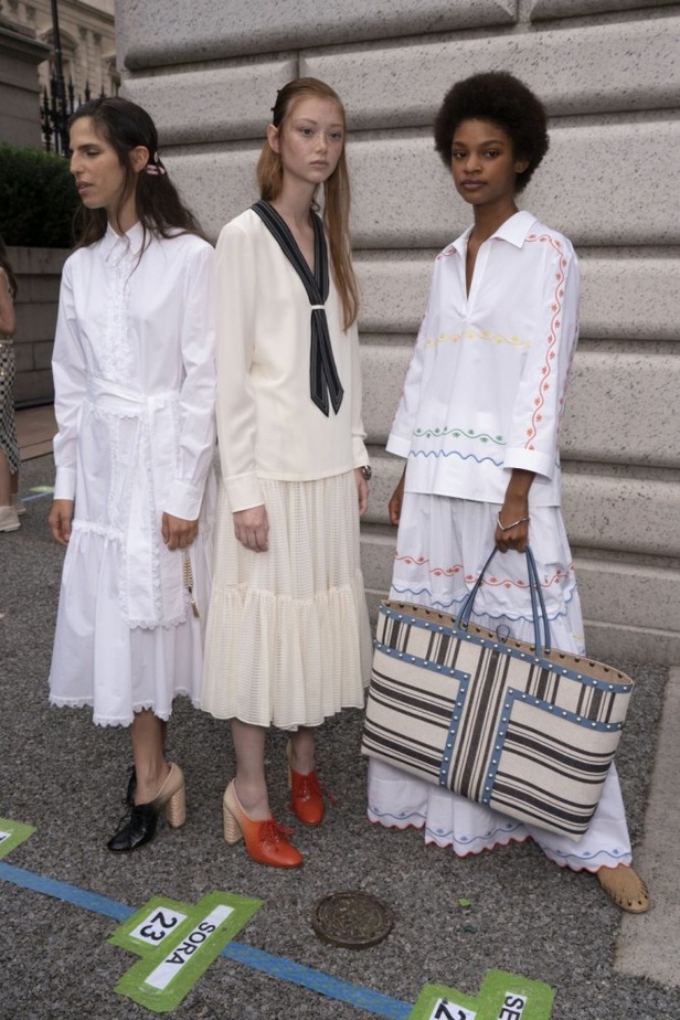 توري بورش تنقلنا الى ربيع وصيف 2019 بتصاميم عصرية وانيقة