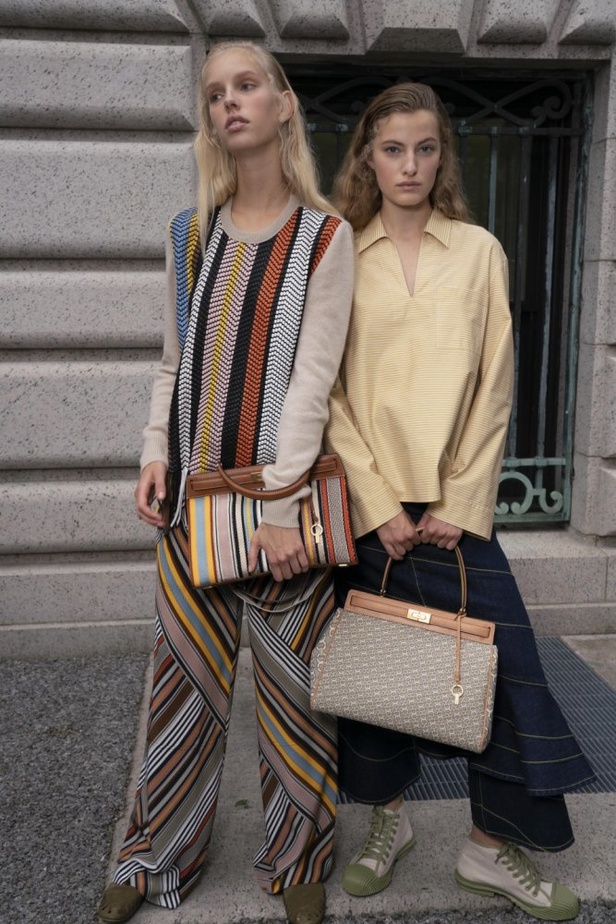 توري بورش تنقلنا الى ربيع وصيف 2019 بتصاميم عصرية وانيقة