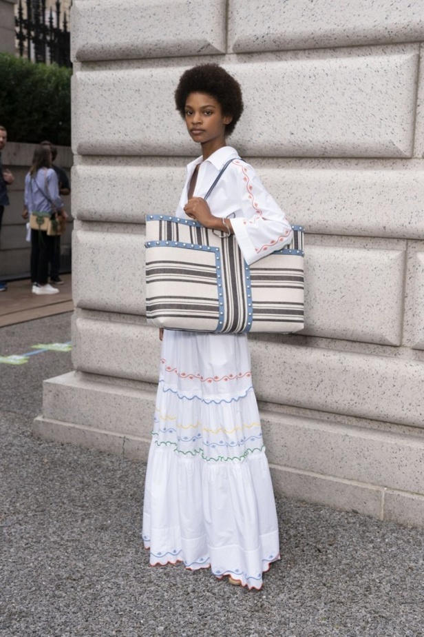 توري بورش تنقلنا الى ربيع وصيف 2019 بتصاميم عصرية وانيقة