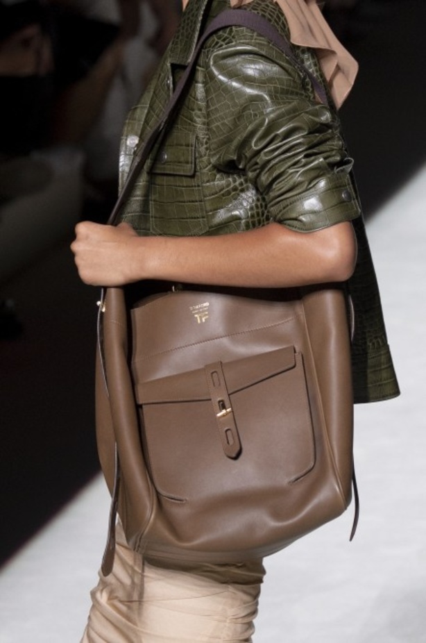 توم فورد يفتتح أسبوع الموضة النيويوركي بعرض كلاسيكي فاخر