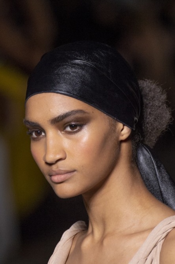 توم فورد يفتتح أسبوع الموضة النيويوركي بعرض كلاسيكي فاخر