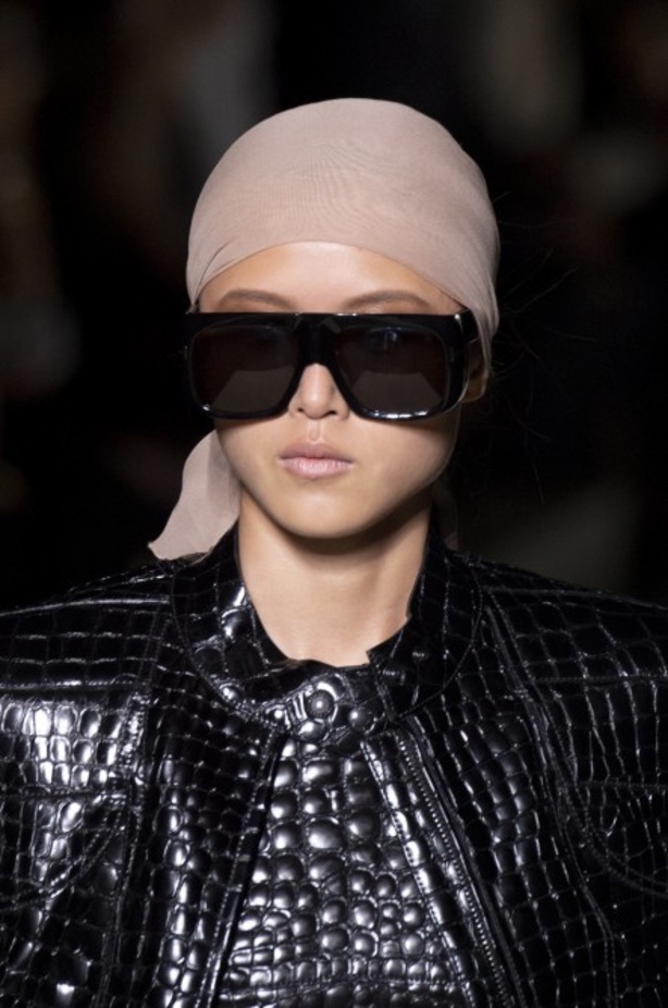 توم فورد يفتتح أسبوع الموضة النيويوركي بعرض كلاسيكي فاخر