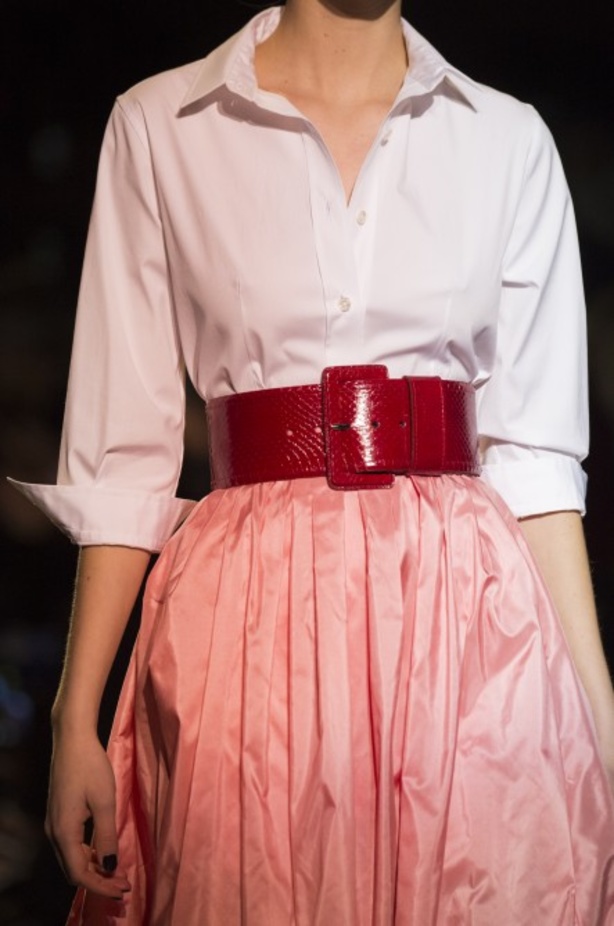 أزياء مفعمة بالألوان خلال عرض Carolina Herrera