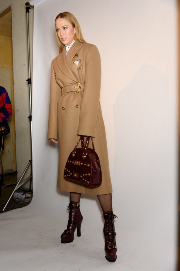 عرض أزياء “فيرساتشي” لموسم خريف وشتاء 2018-2019