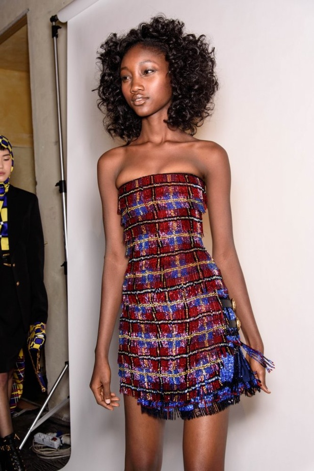 عرض أزياء “فيرساتشي” لموسم خريف وشتاء 2018-2019