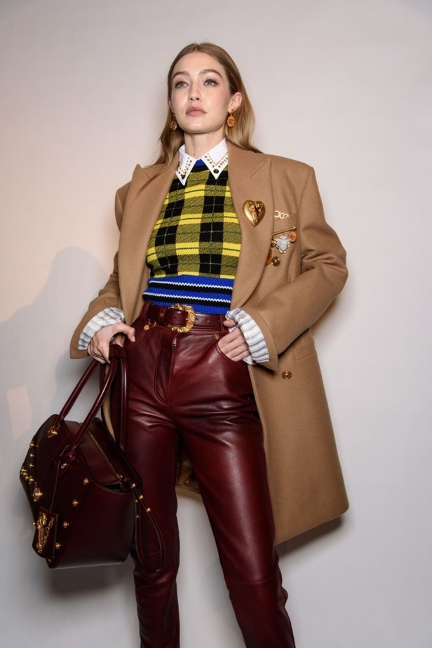 عرض أزياء “فيرساتشي” لموسم خريف وشتاء 2018-2019