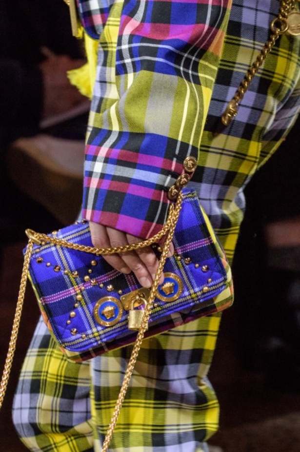 عرض أزياء “فيرساتشي” لموسم خريف وشتاء 2018-2019