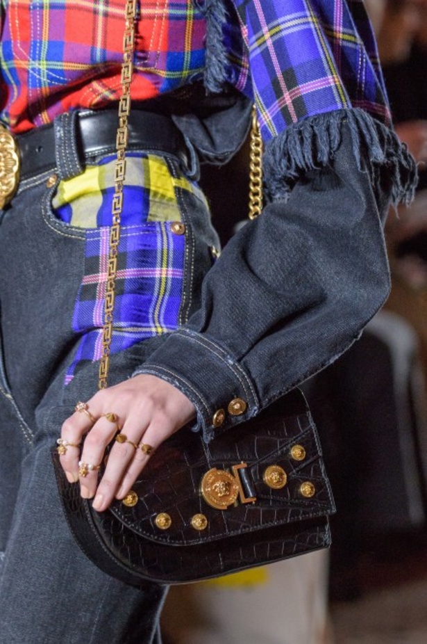 عرض أزياء “فيرساتشي” لموسم خريف وشتاء 2018-2019