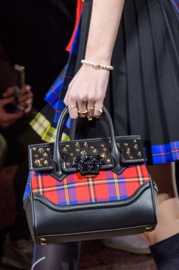 عرض أزياء “فيرساتشي” لموسم خريف وشتاء 2018-2019