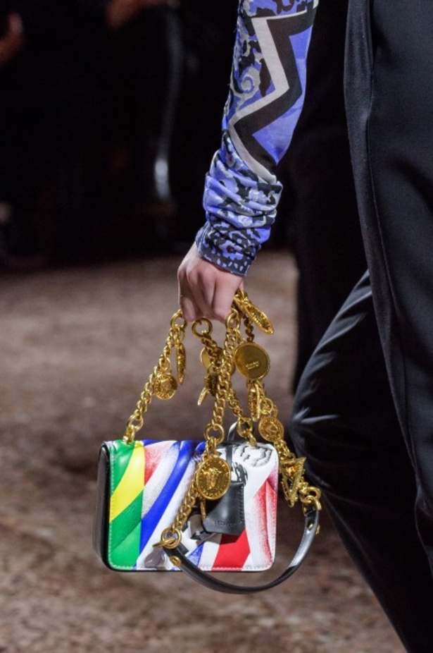 عرض أزياء “فيرساتشي” لموسم خريف وشتاء 2018-2019