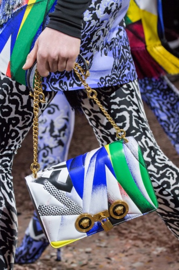 عرض أزياء “فيرساتشي” لموسم خريف وشتاء 2018-2019