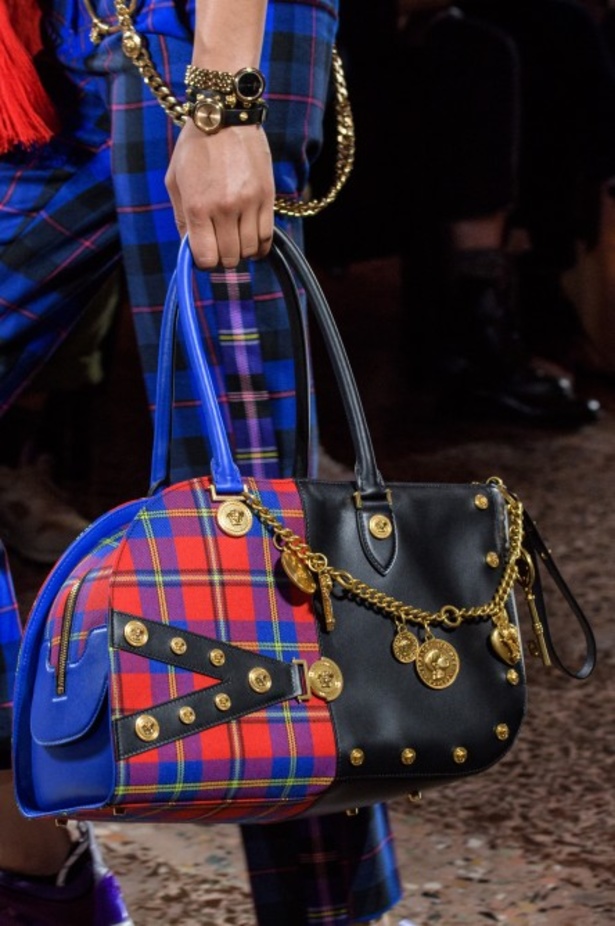 عرض أزياء “فيرساتشي” لموسم خريف وشتاء 2018-2019