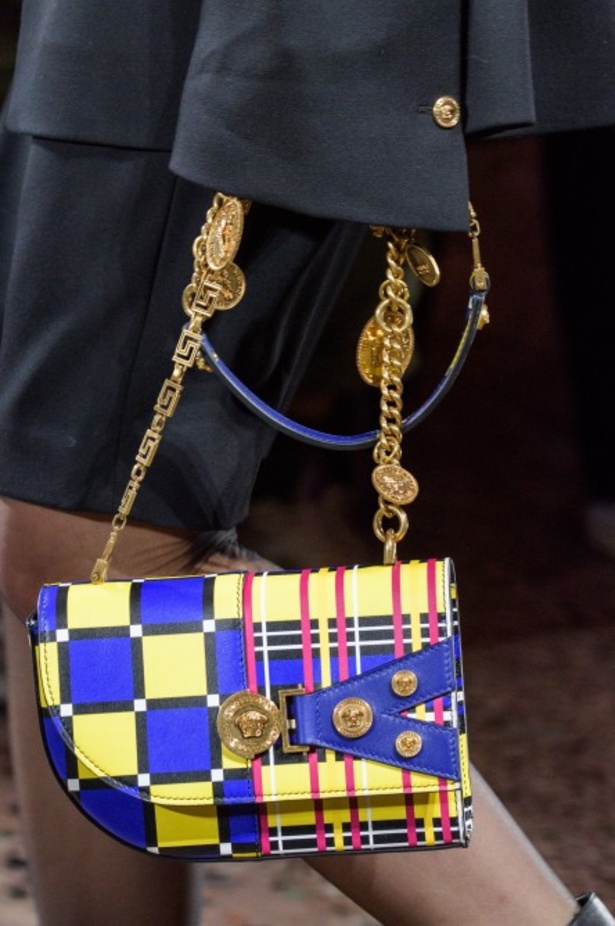 عرض أزياء “فيرساتشي” لموسم خريف وشتاء 2018-2019