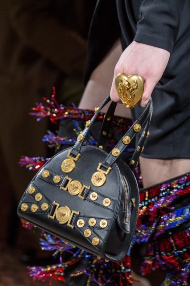 عرض أزياء “فيرساتشي” لموسم خريف وشتاء 2018-2019