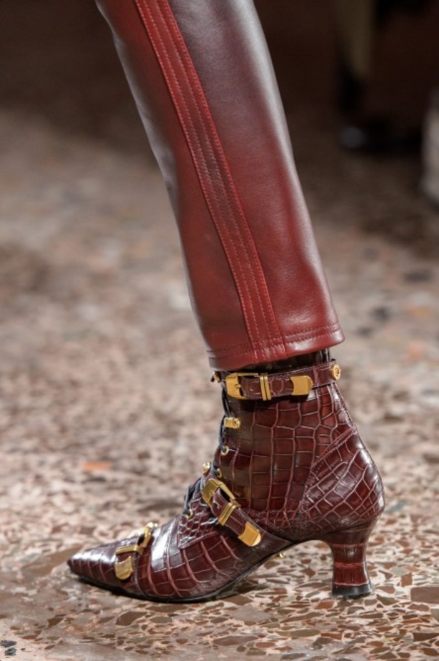 عرض أزياء “فيرساتشي” لموسم خريف وشتاء 2018-2019