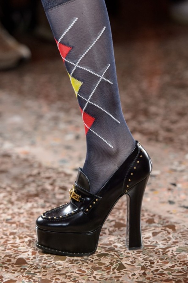 عرض أزياء “فيرساتشي” لموسم خريف وشتاء 2018-2019