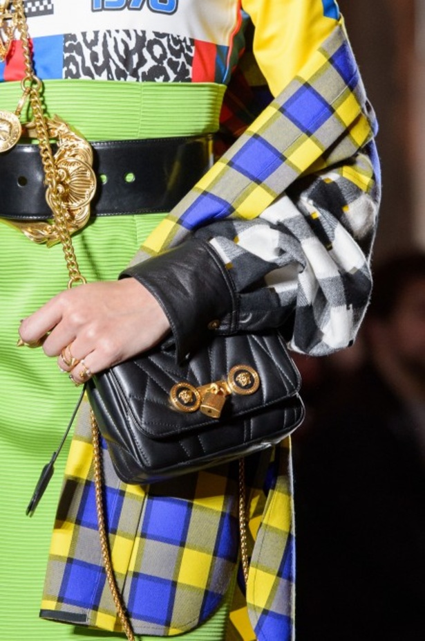 عرض أزياء “فيرساتشي” لموسم خريف وشتاء 2018-2019