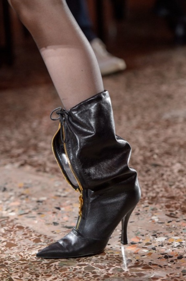 عرض أزياء “فيرساتشي” لموسم خريف وشتاء 2018-2019