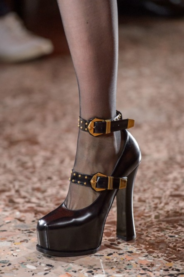 عرض أزياء “فيرساتشي” لموسم خريف وشتاء 2018-2019