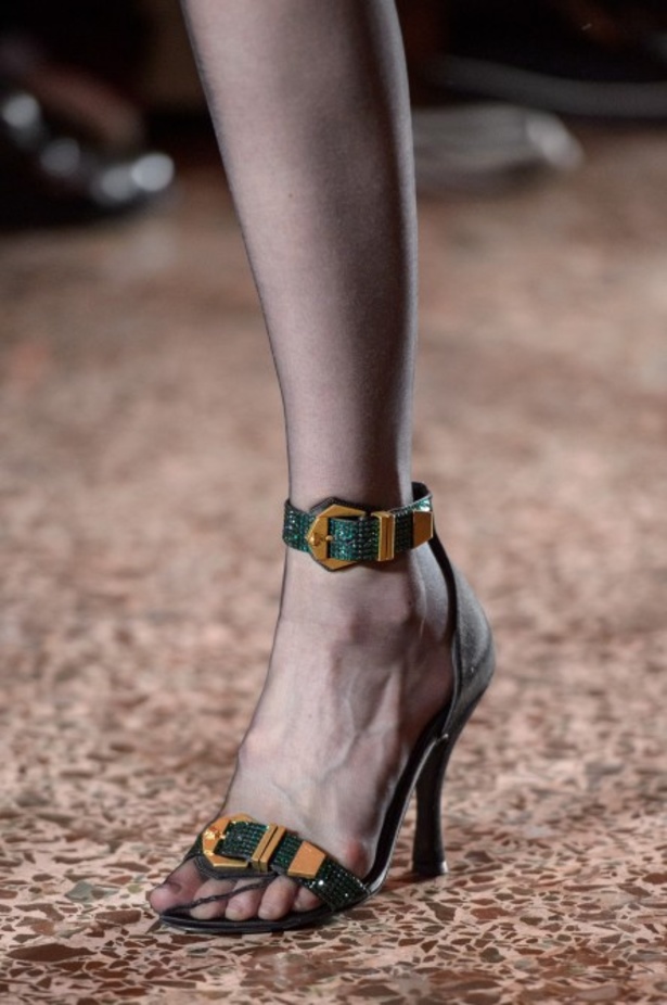 عرض أزياء “فيرساتشي” لموسم خريف وشتاء 2018-2019