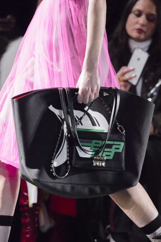 عرض ازياء برادا لخريف وشتاء 2018